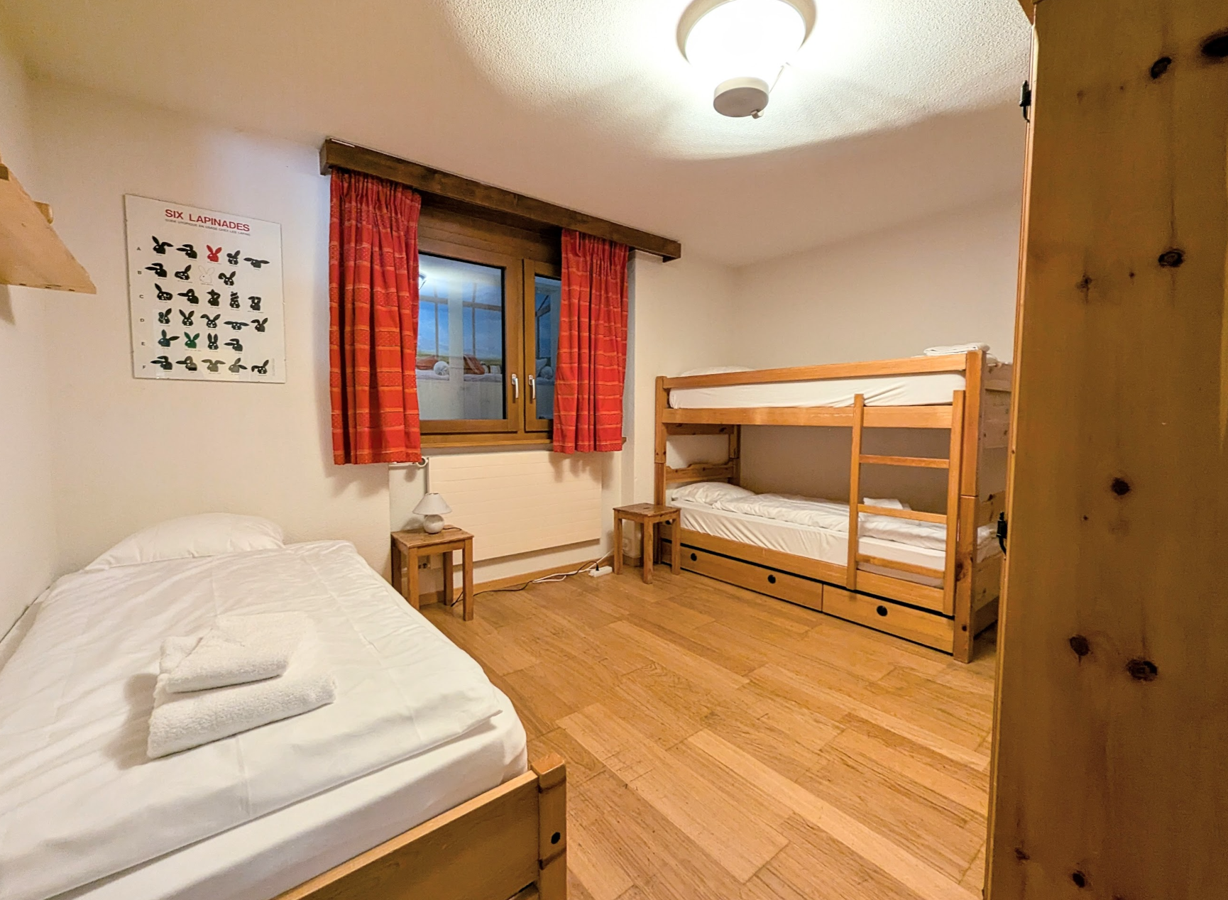 Schlafzimmer mit zwei Betten und Holzdetails
