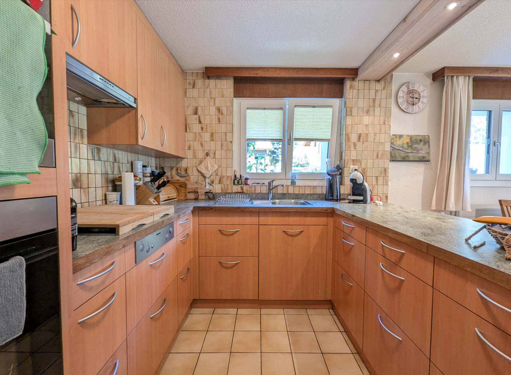 Gemütliche Einbauküche mit Fensterfront