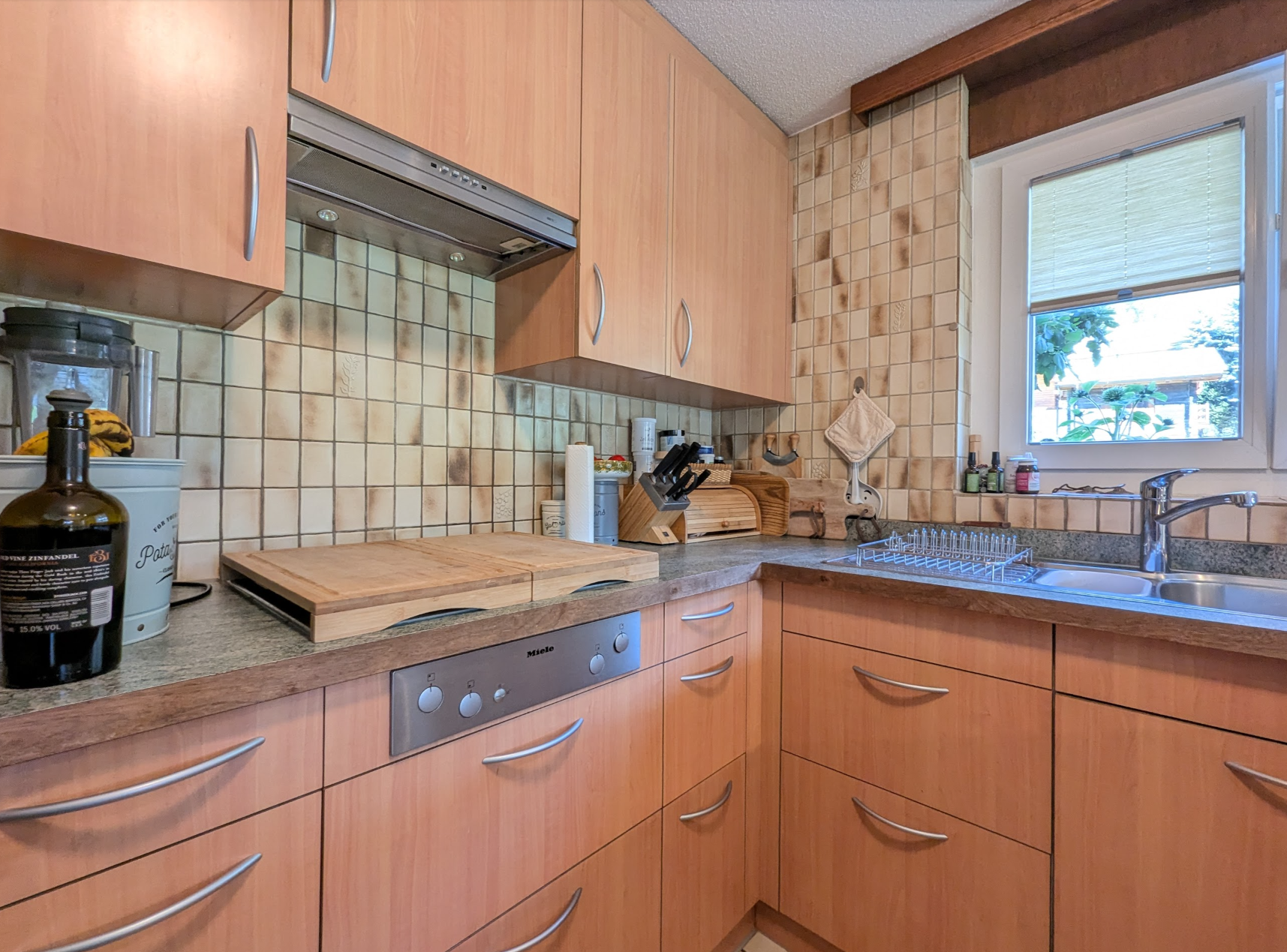 Kompakte Küche mit Holzfronten