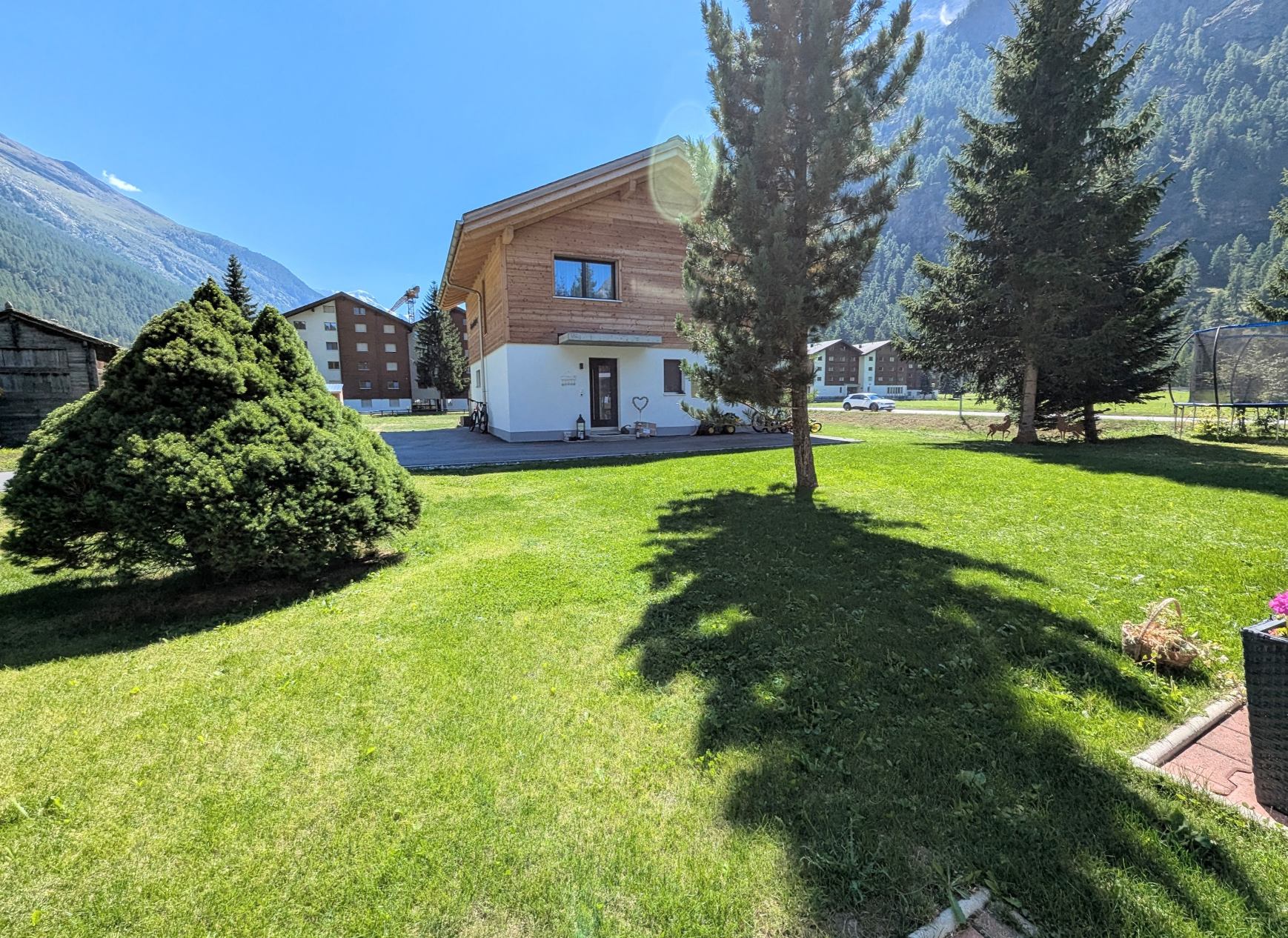 Alpines Haus mit großem Garten