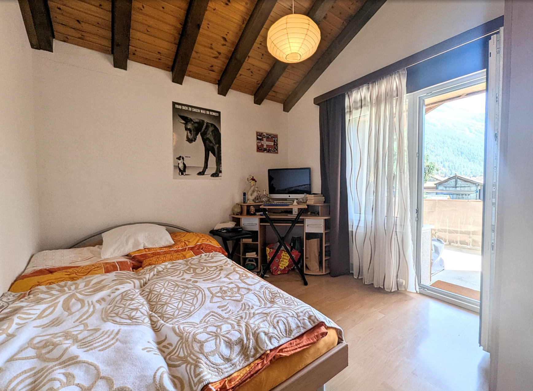 Schlafzimmer mit Balkonzugang und Bergblick