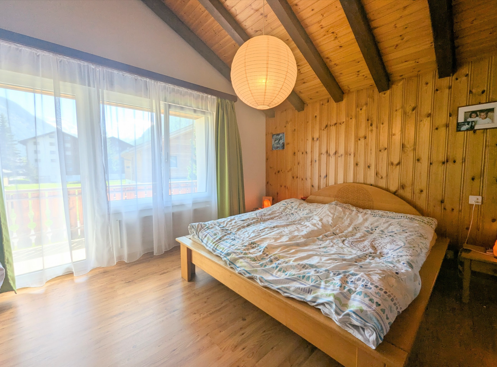 Gemütliches Schlafzimmer mit Holzdecke