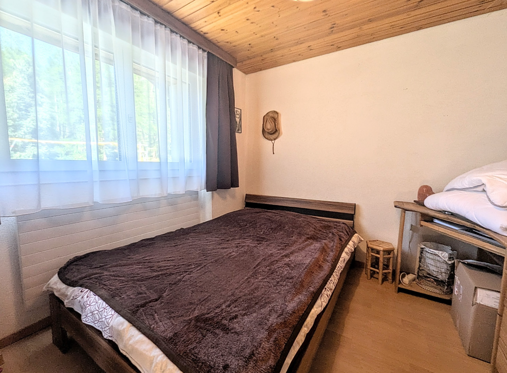 Gemütliches Schlafzimmer mit Holzdecke