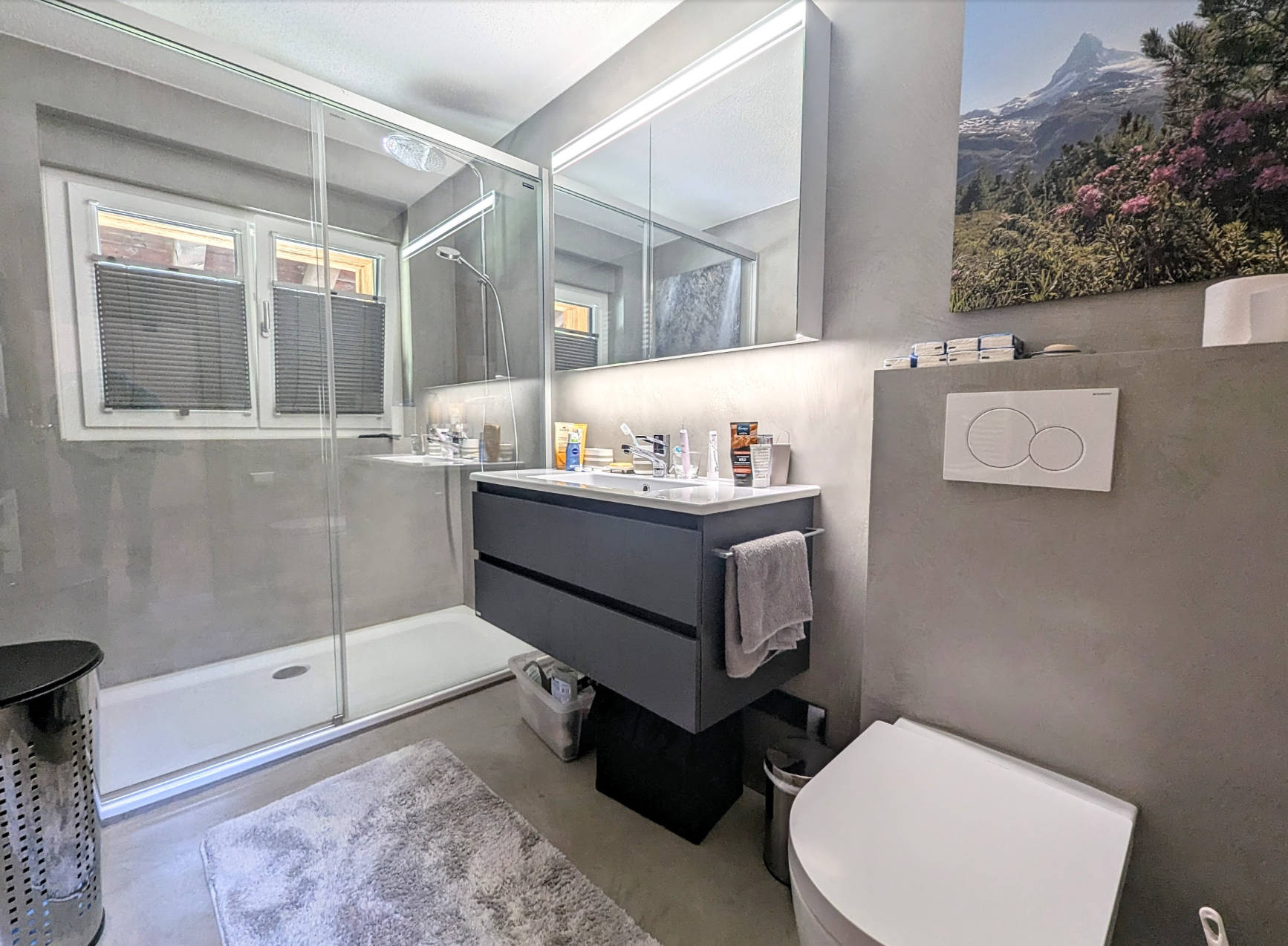 Modernes Badezimmer mit Dusche und WC