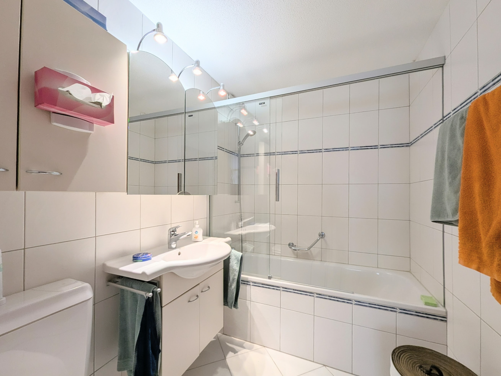 Helles Badezimmer mit Badewanne und Dusche