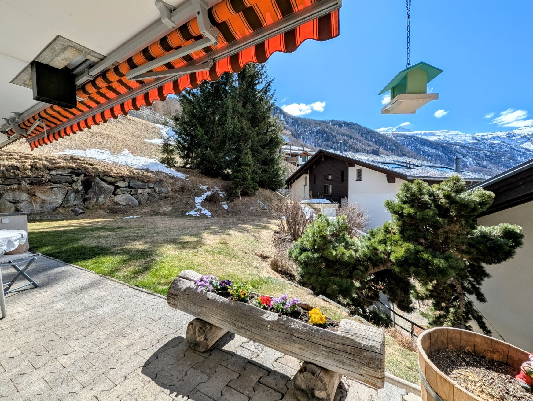 Bergterrasse mit Garten und Aussicht
