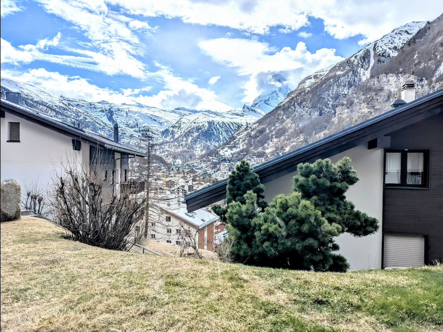 Alpiner Außenblick mit Bergpanorama