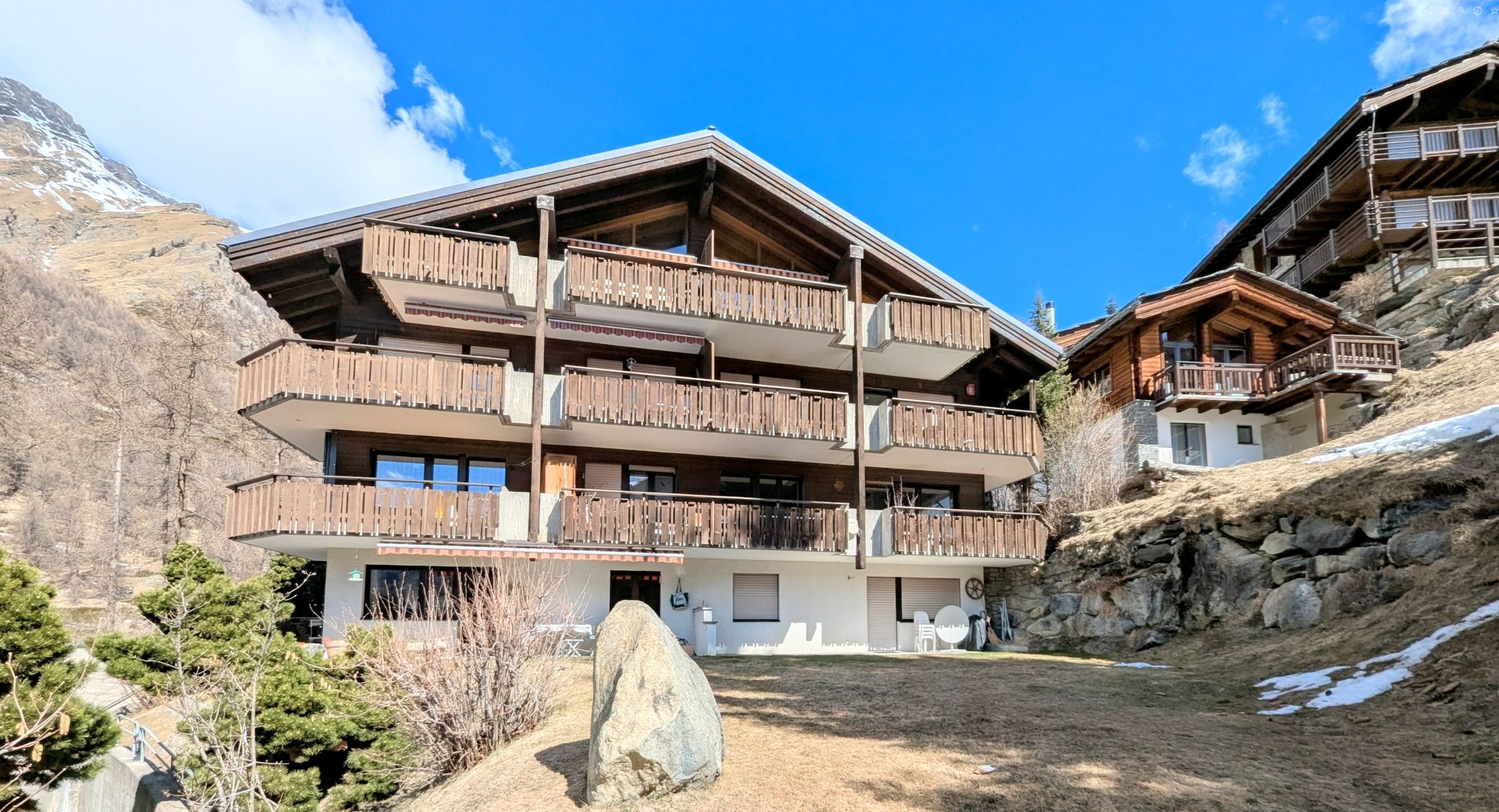 Alpine-Chalet mit großen Balkonen