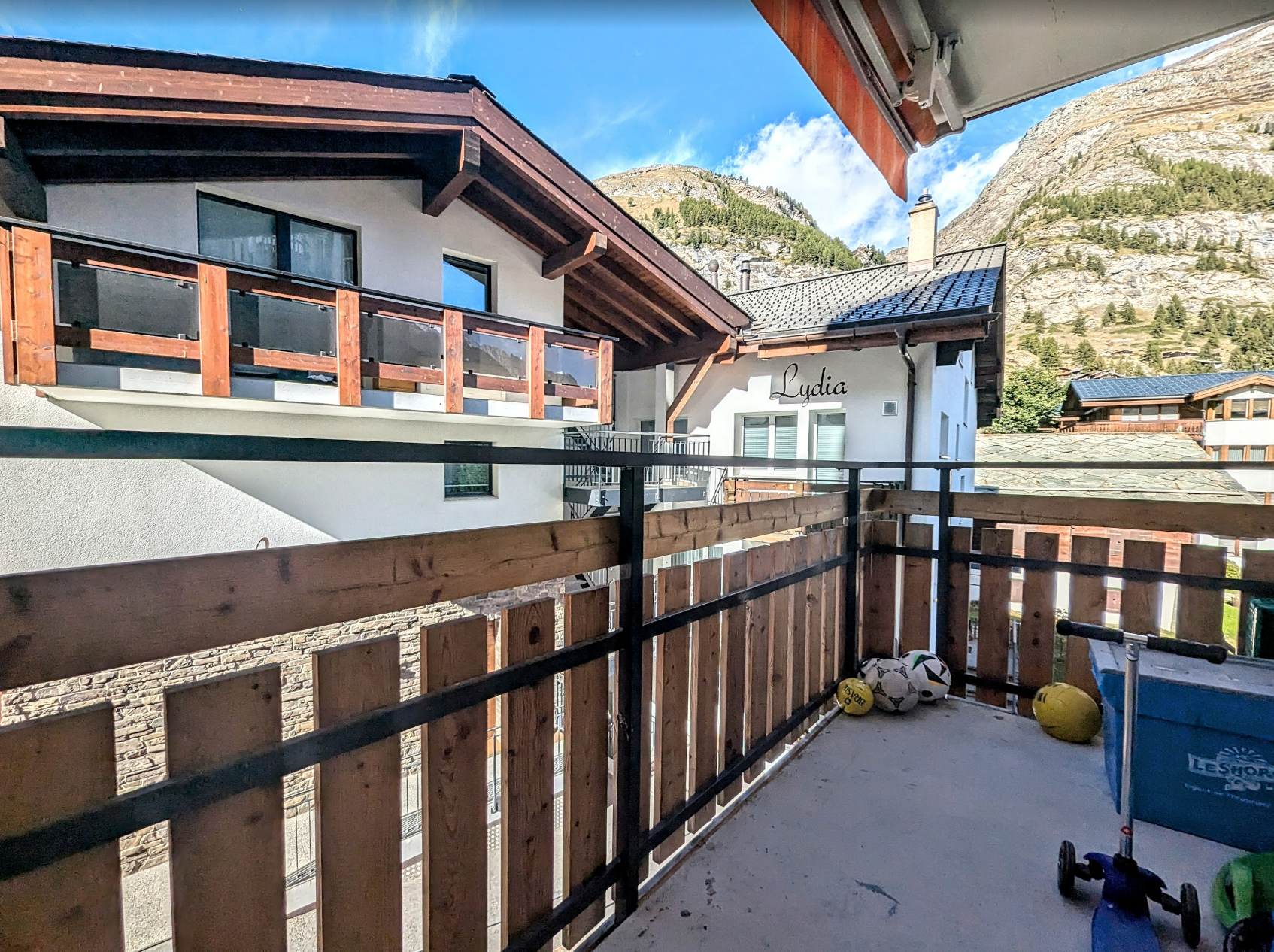 Balkon mit Bergblick
