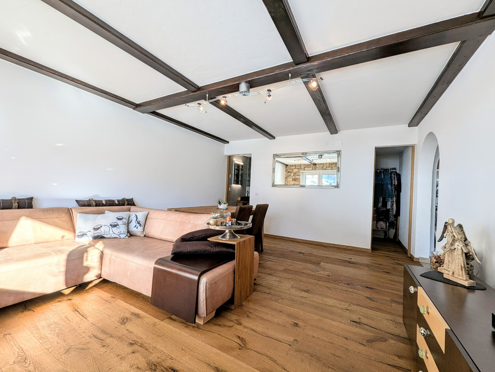 Großzügiges Wohn-Esszimmer mit sichtbaren Holzbalken