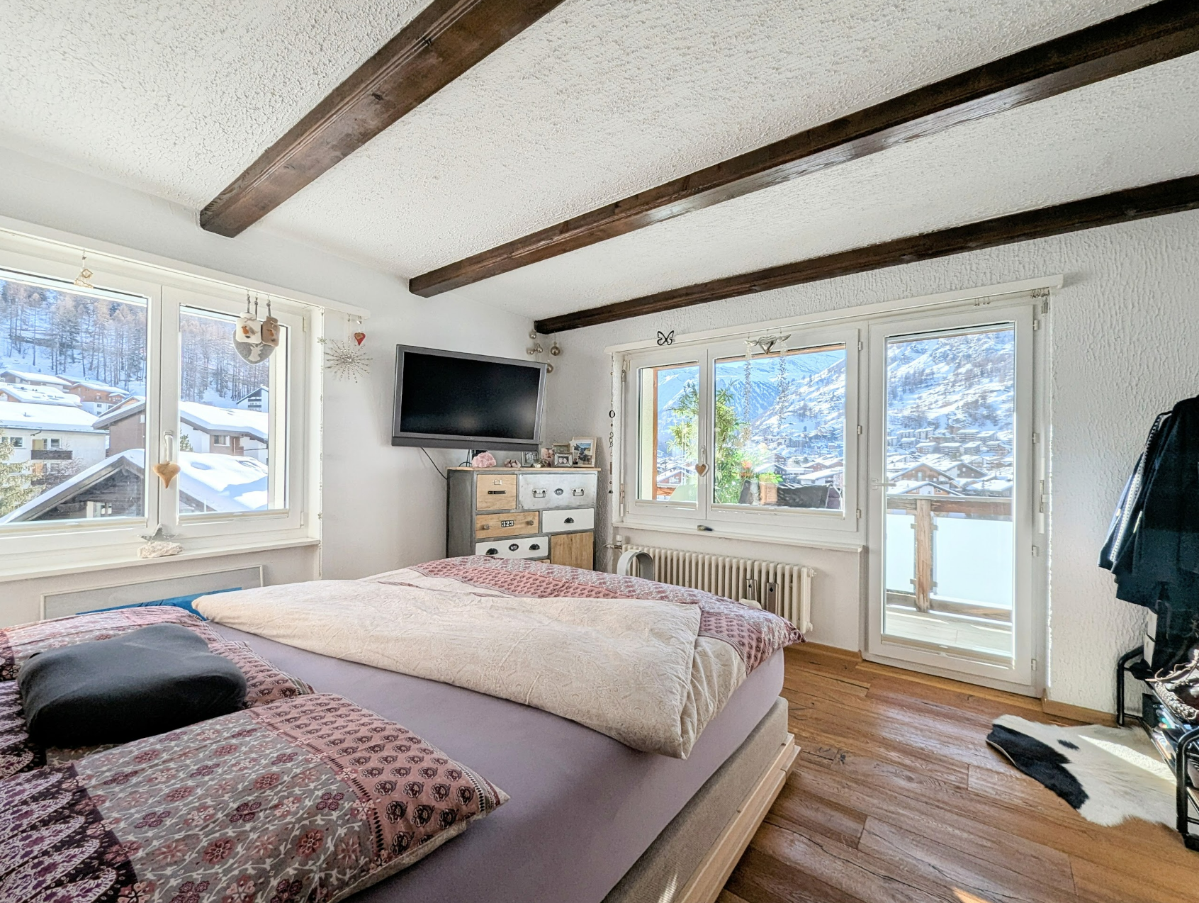 Gemütliches Schlafzimmer mit Bergblick