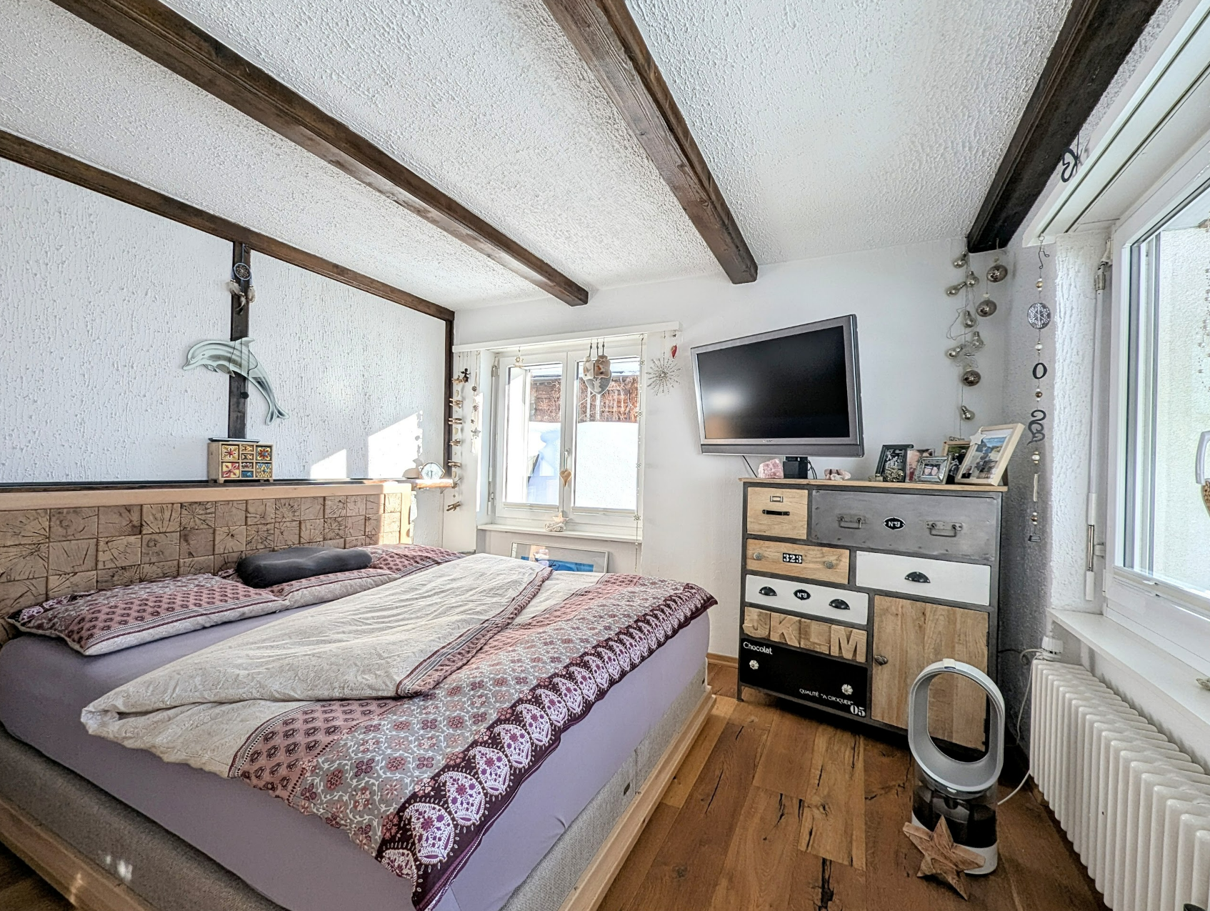 Gemütliches Schlafzimmer mit sichtbaren Holzbalken