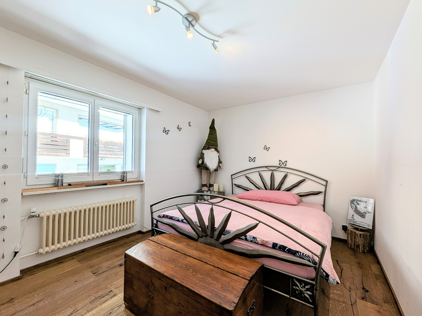 Schlafzimmer mit Doppelbett und Fenster
