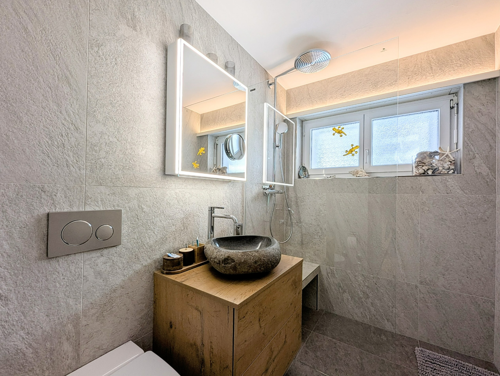 Modernes Badezimmer mit Natursteinwaschtisch