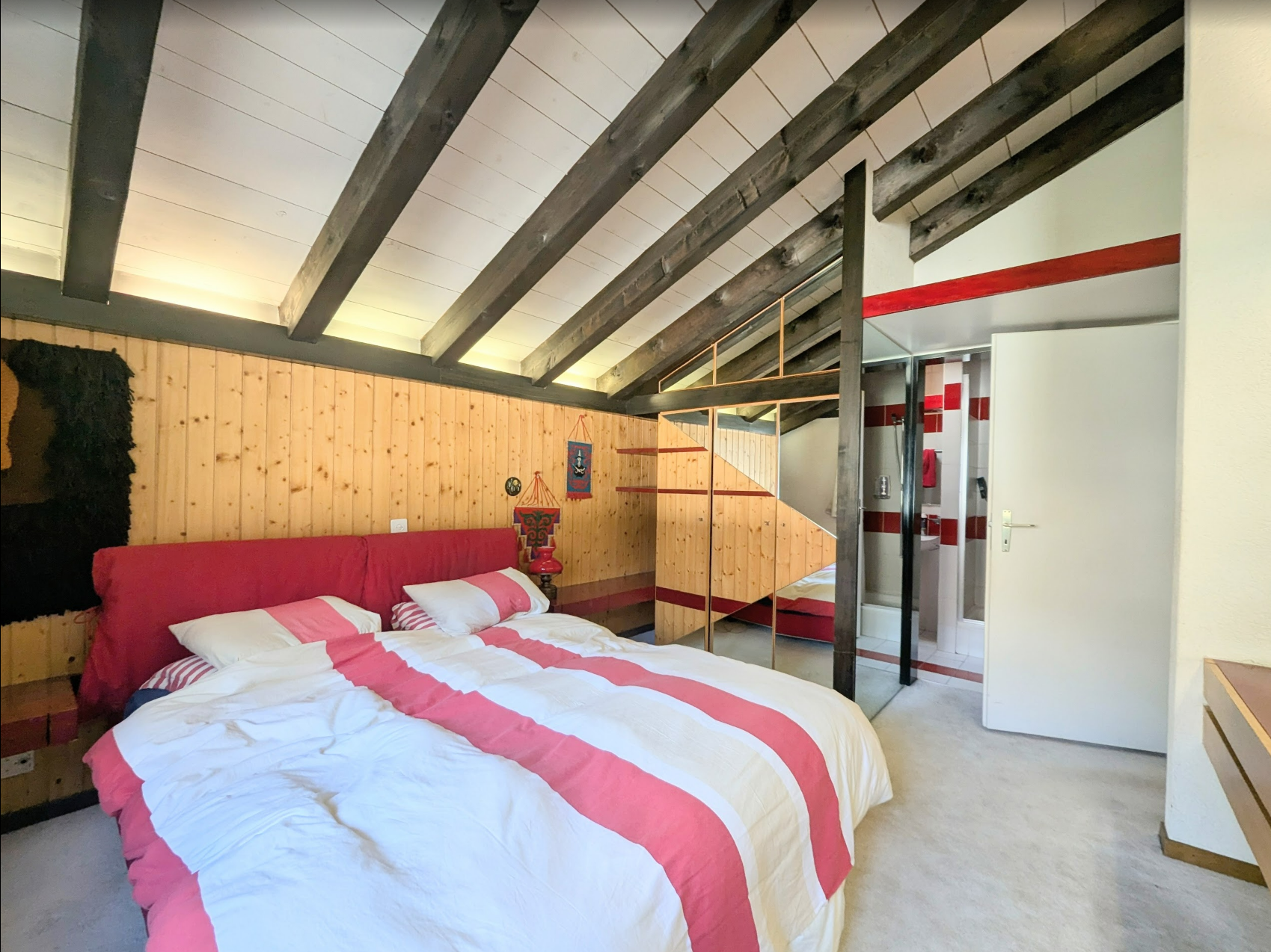 Schlafzimmer mit Dachschräge und Holzvertäfelung