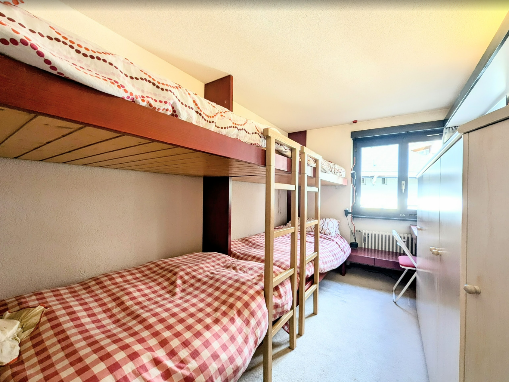 Kinderzimmer mit Etagenbetten