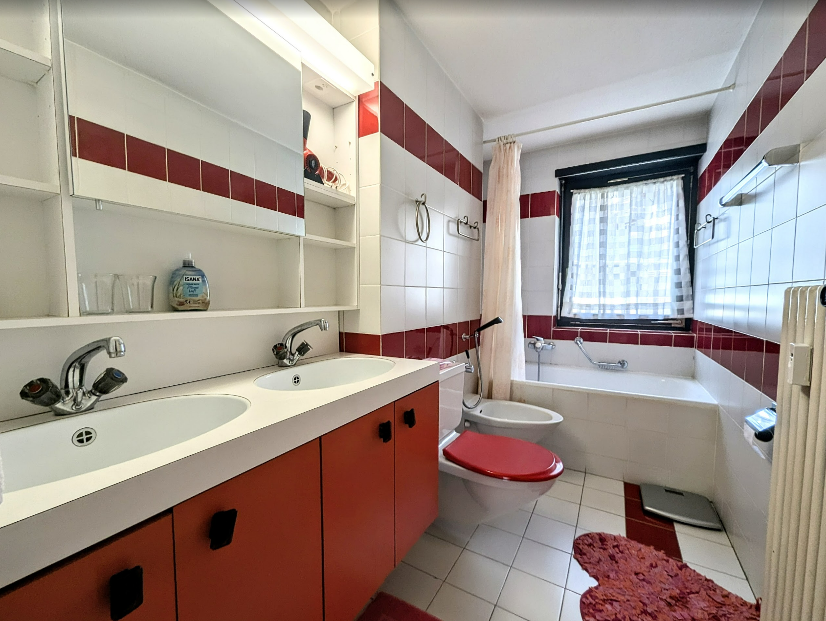 Badezimmer mit Doppelwaschtisch und Badewanne