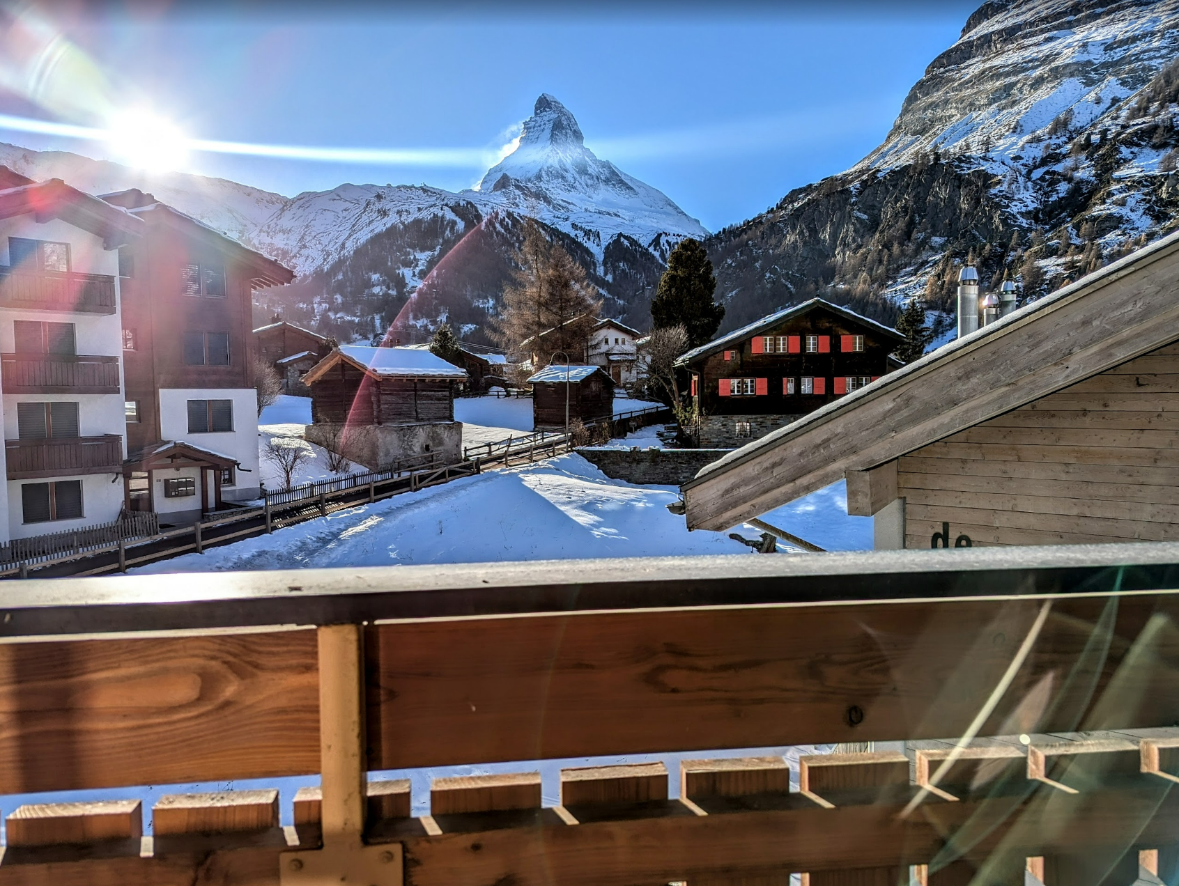 Bergblick vom Balkon mit verschneitem Dorf