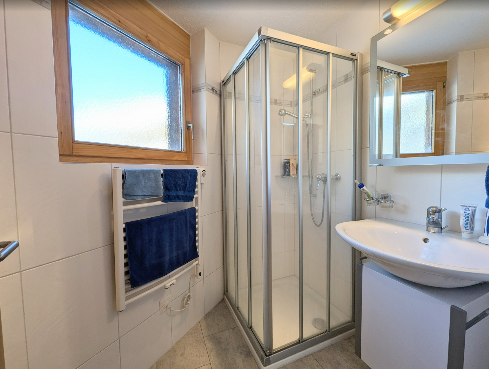 Modernes Badezimmer mit Dusche und Waschbecken