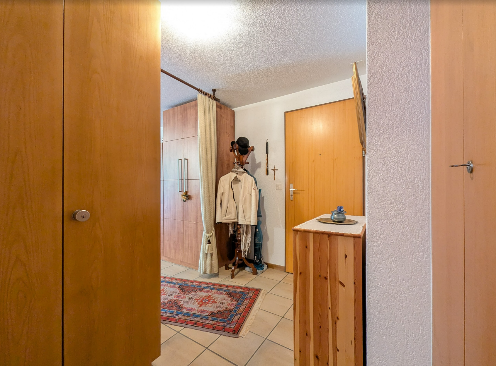 Heller Flur mit Holzschränken und Eingangsbereich