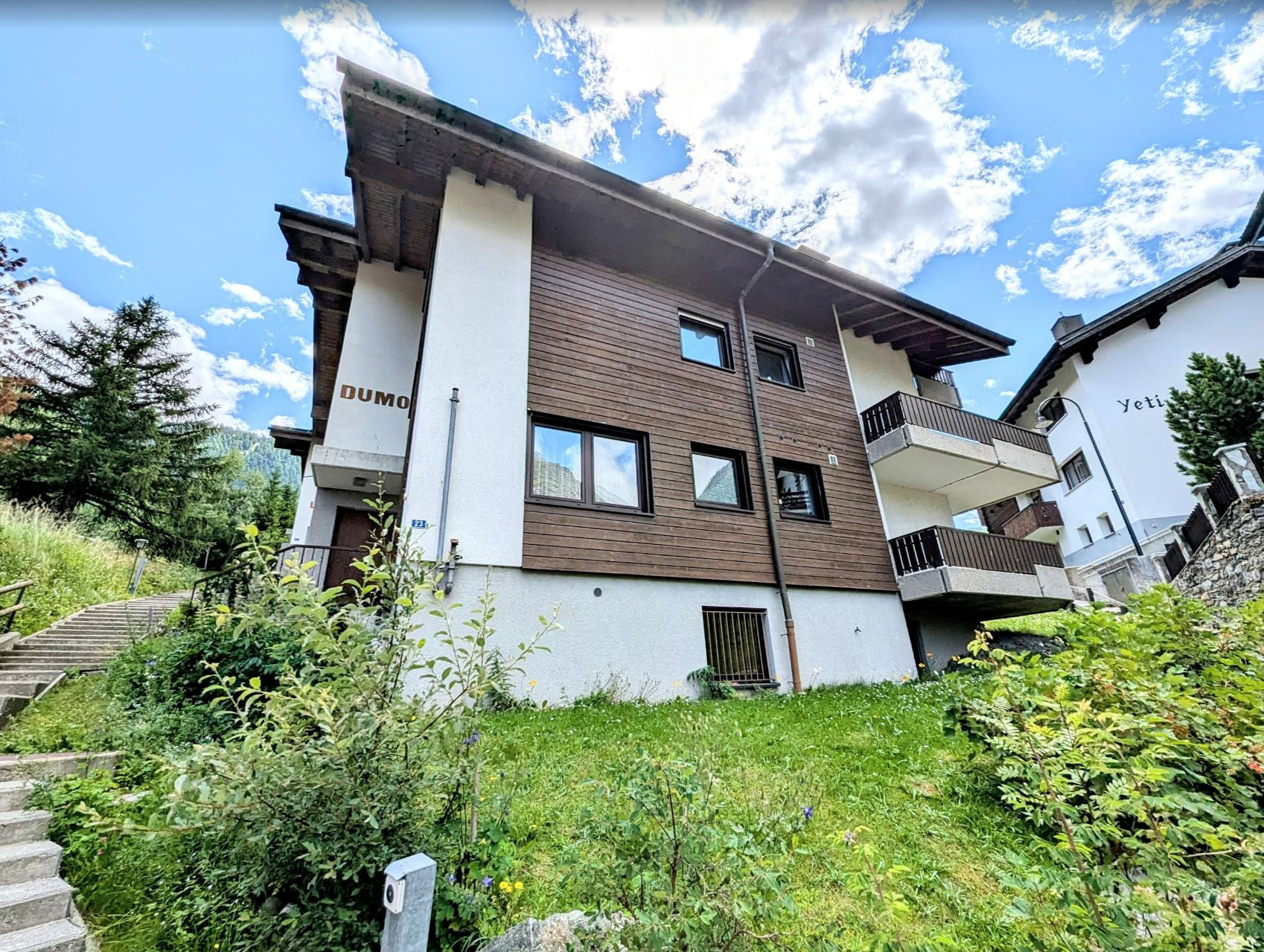 Alpines Mehrfamilienhaus mit Holzfassade