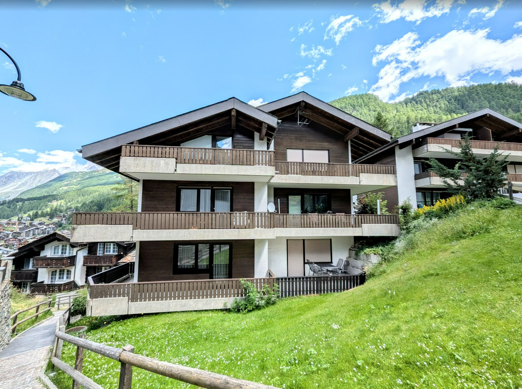 Alpine Wohnanlage mit Holzbalkonen