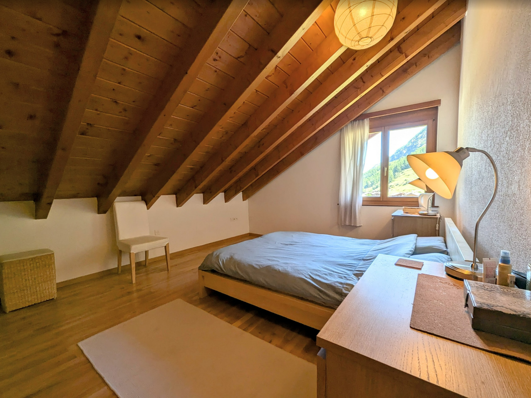 Dachgeschoss-Schlafzimmer mit Blick ins Tal