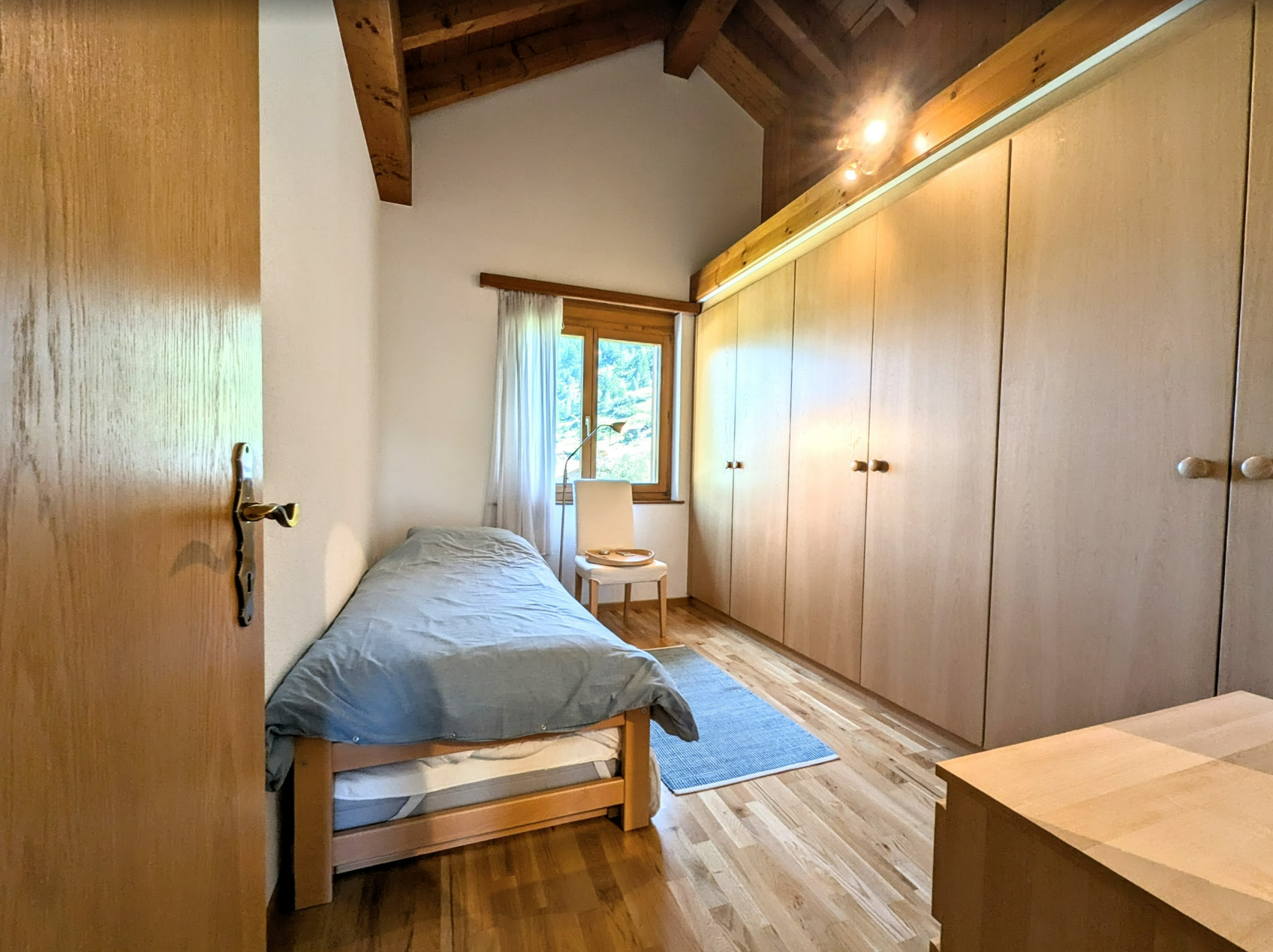 Schlafzimmer mit Dachschräge und Einbauschrank