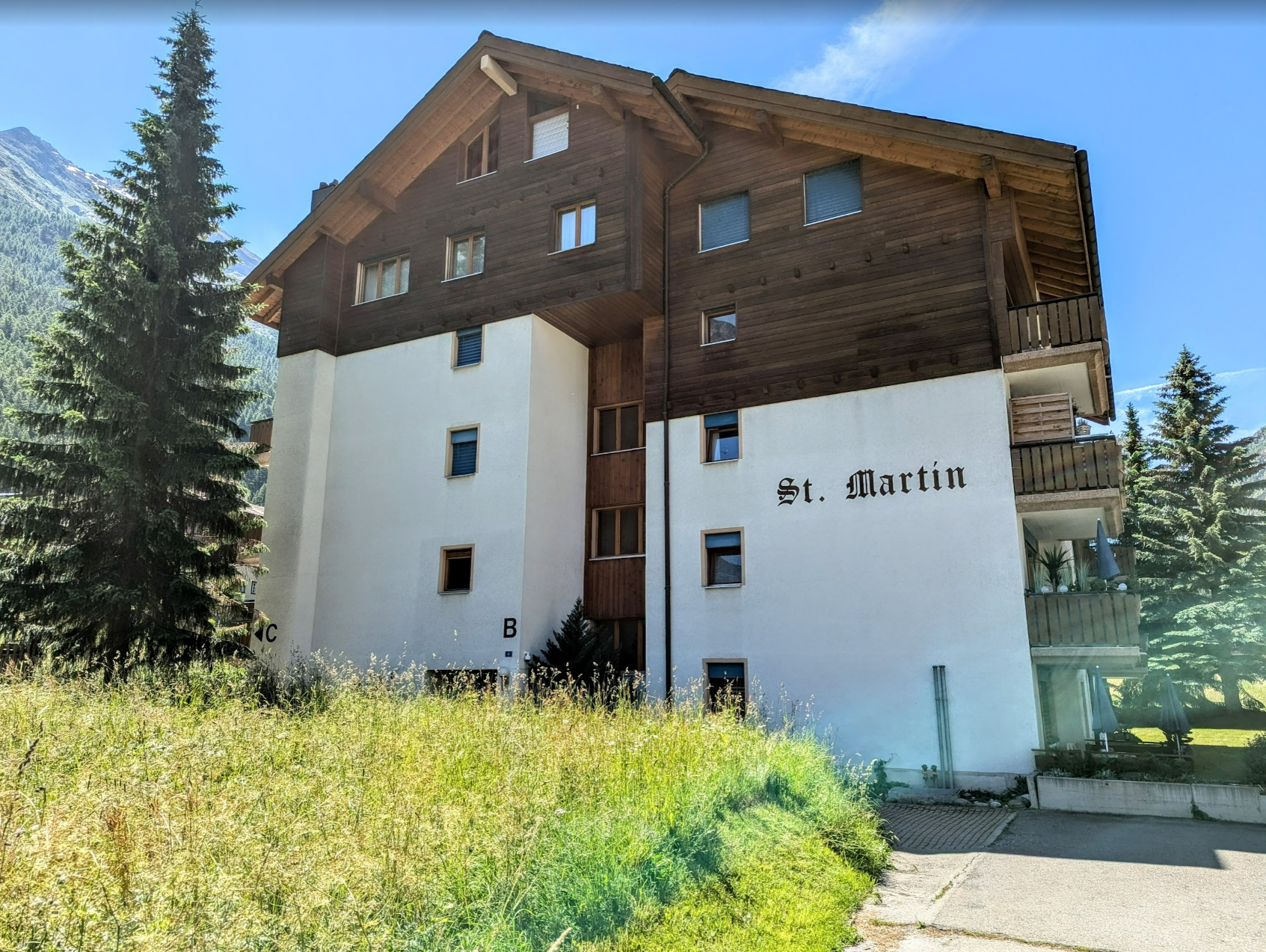 Alpines Holzhaus mit Balkon