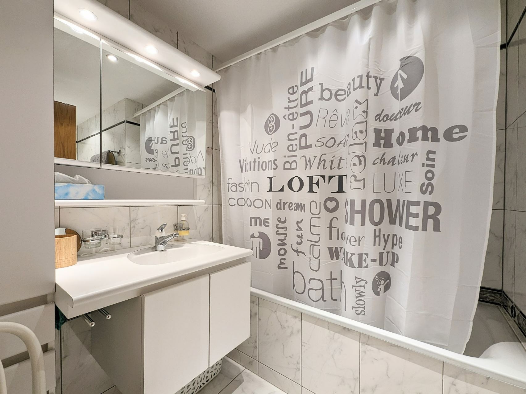 Modernes Badezimmer mit Dusche und Waschtisch