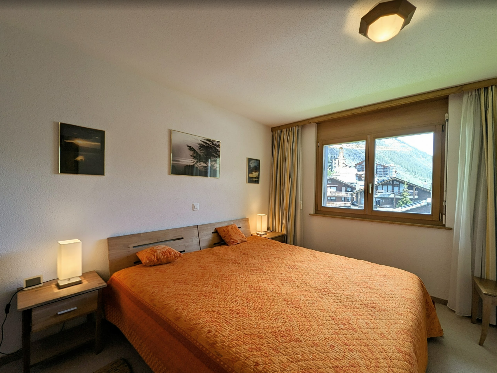 Gemütliches Schlafzimmer mit Bergblick