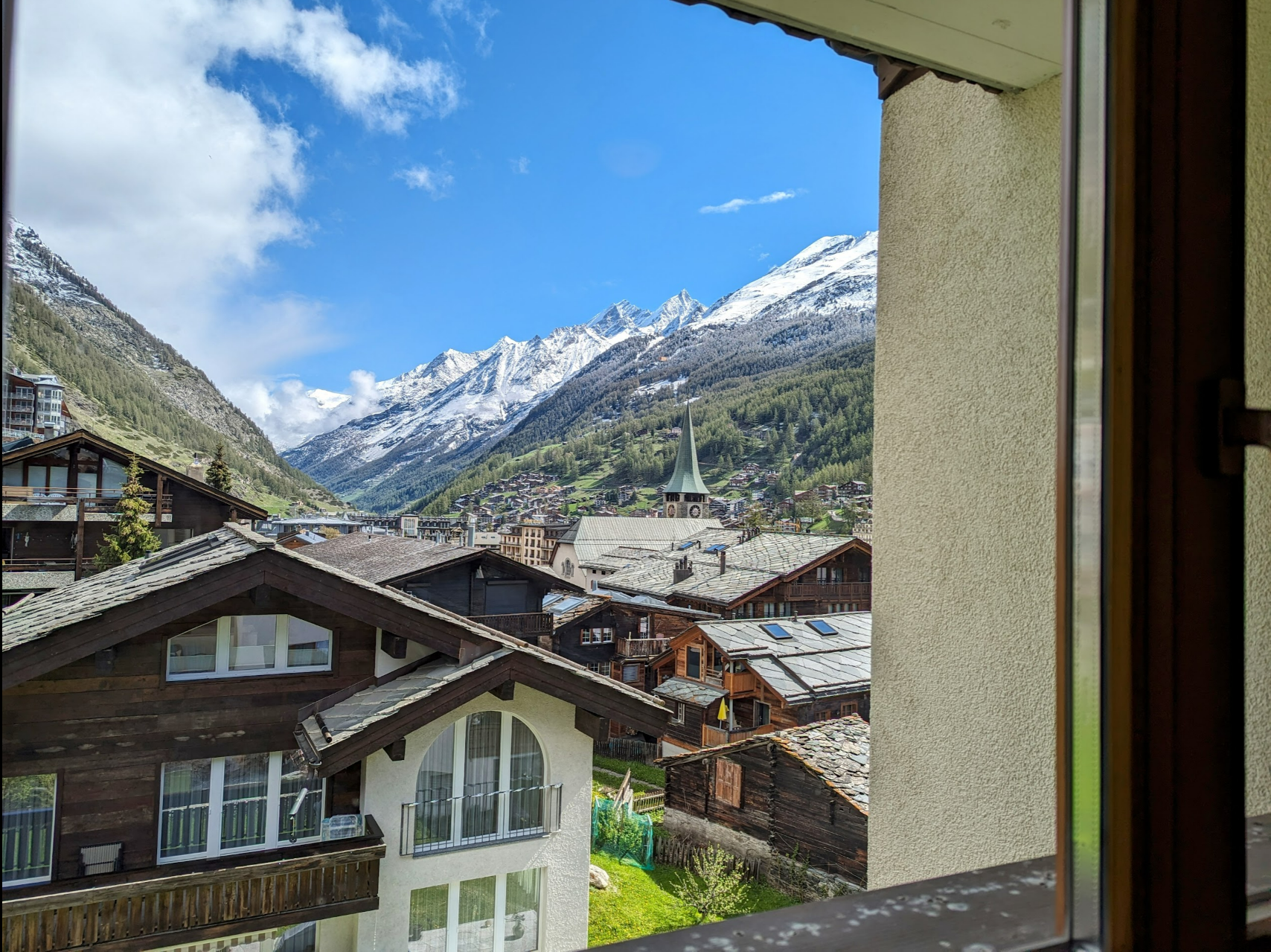 Bergblick aus dem Fenster