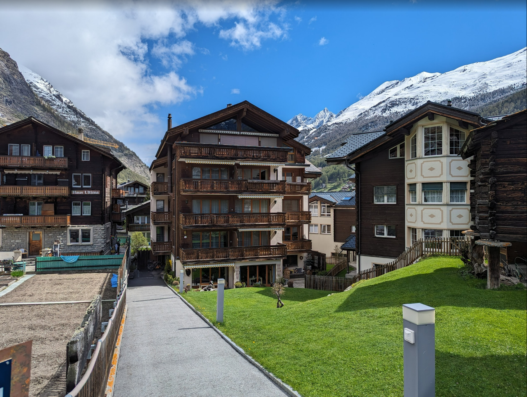 Alpines Wohnensemble mit Blick auf schneebedeckte Berge