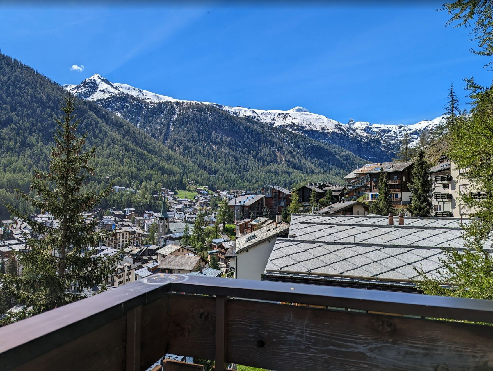 Bergpanorama mit Talort und Balkonblick