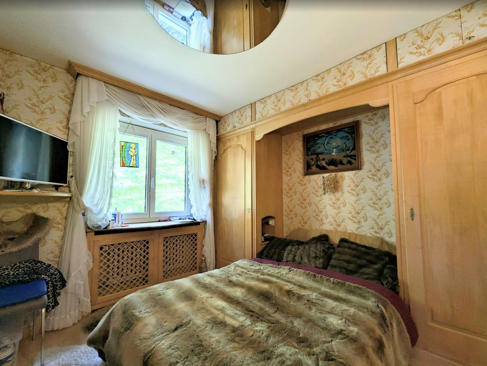 Gemütliches Schlafzimmer mit eingebauten Holzschränken