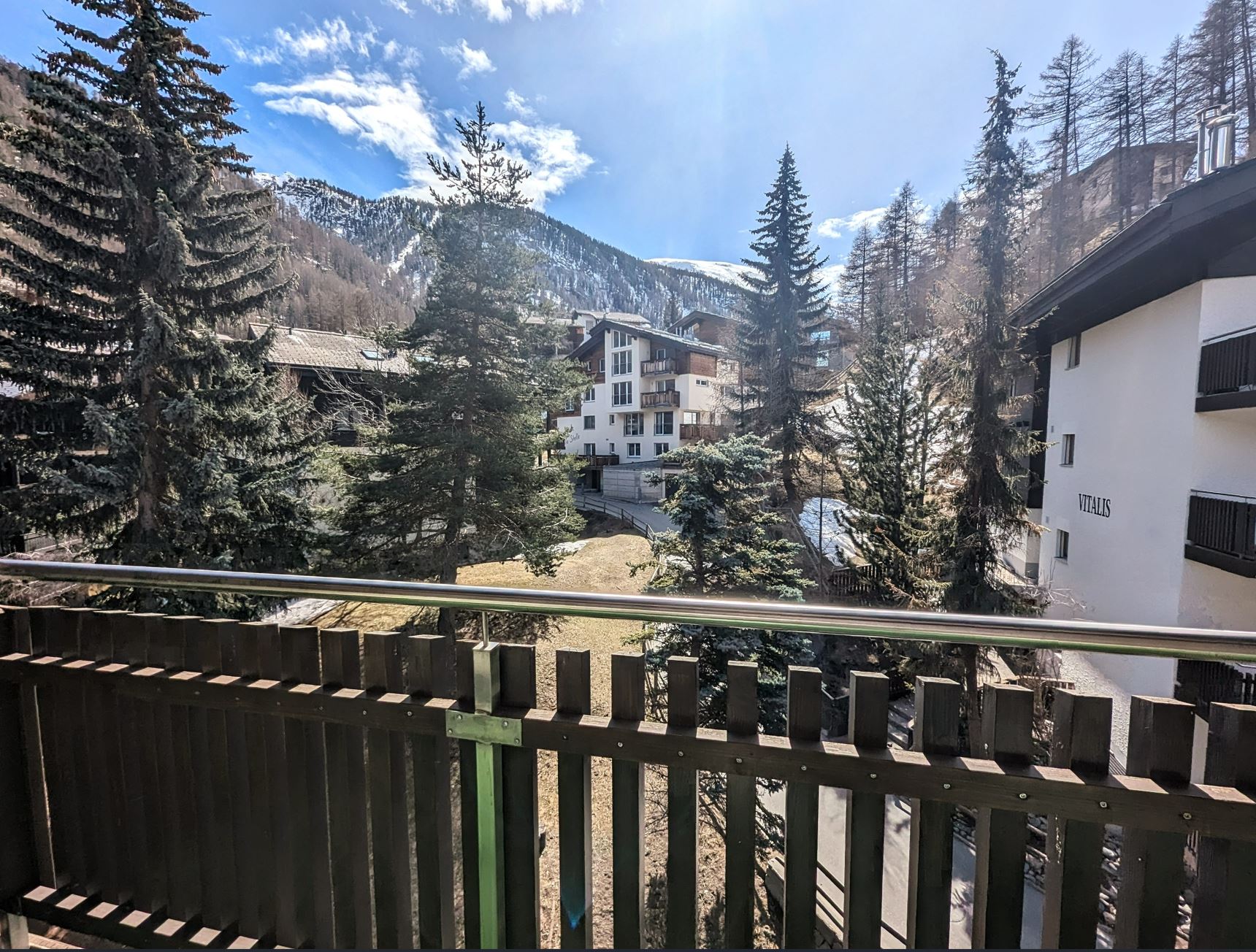 Balkonblick auf alpine Wohnanlage