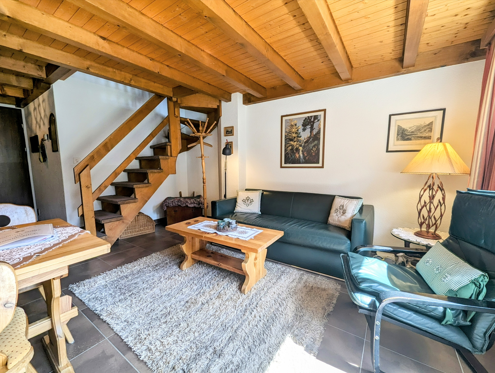 Gemütliches Wohnzimmer mit Holztreppe