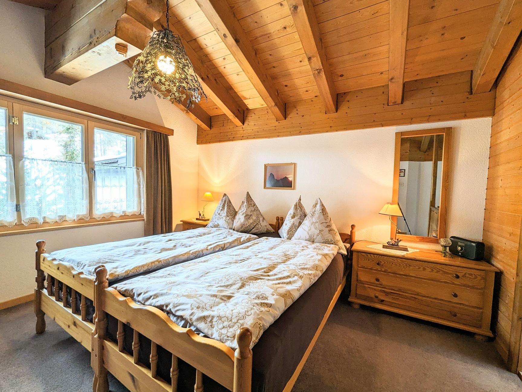 Rustikales Schlafzimmer im Dachgeschoss