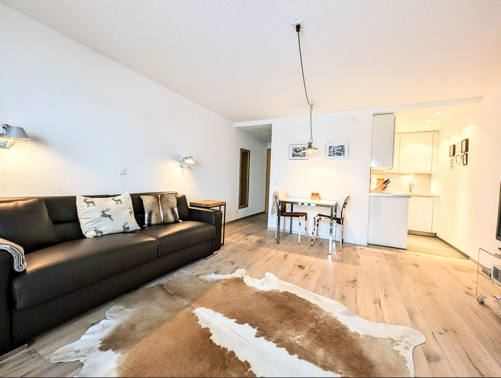Modernes Wohnzimmer mit offener Küche