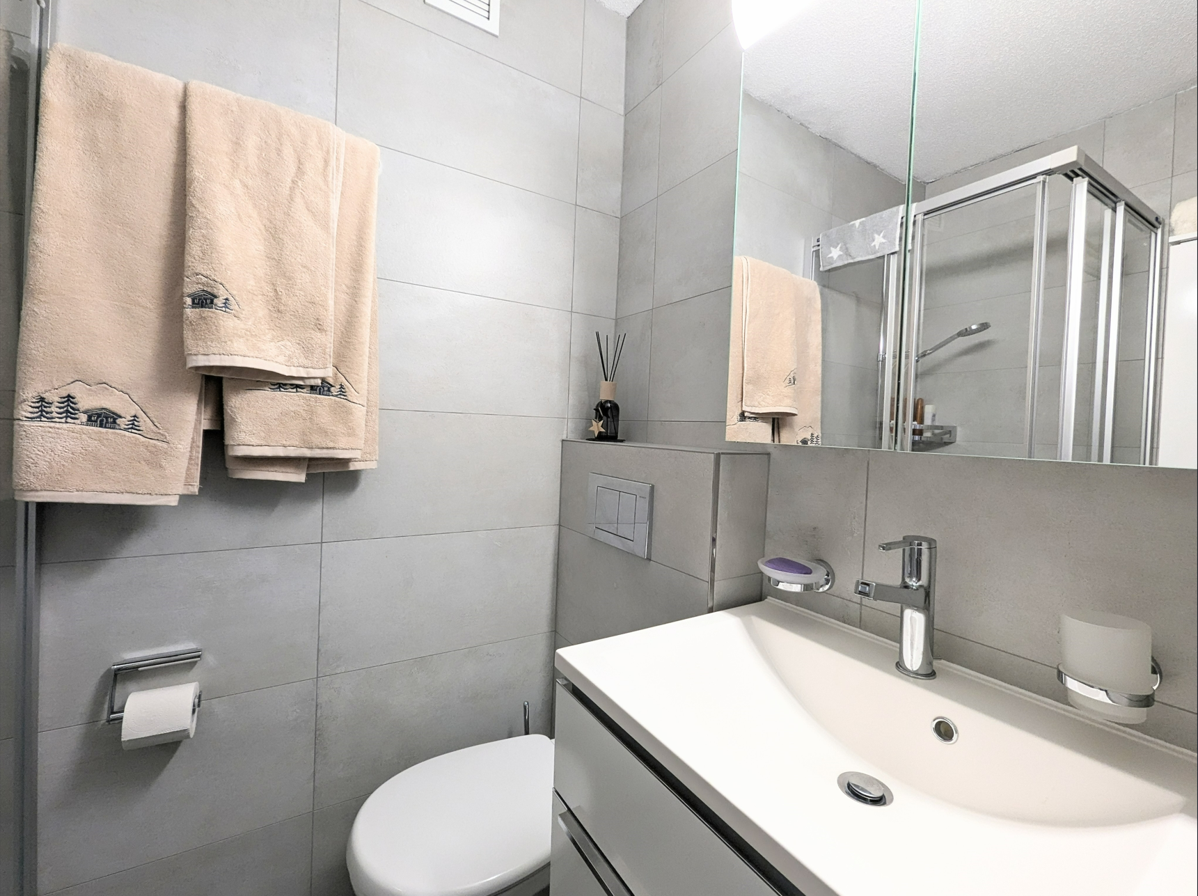 Modernes Gäste-WC mit Dusche und Waschtisch
