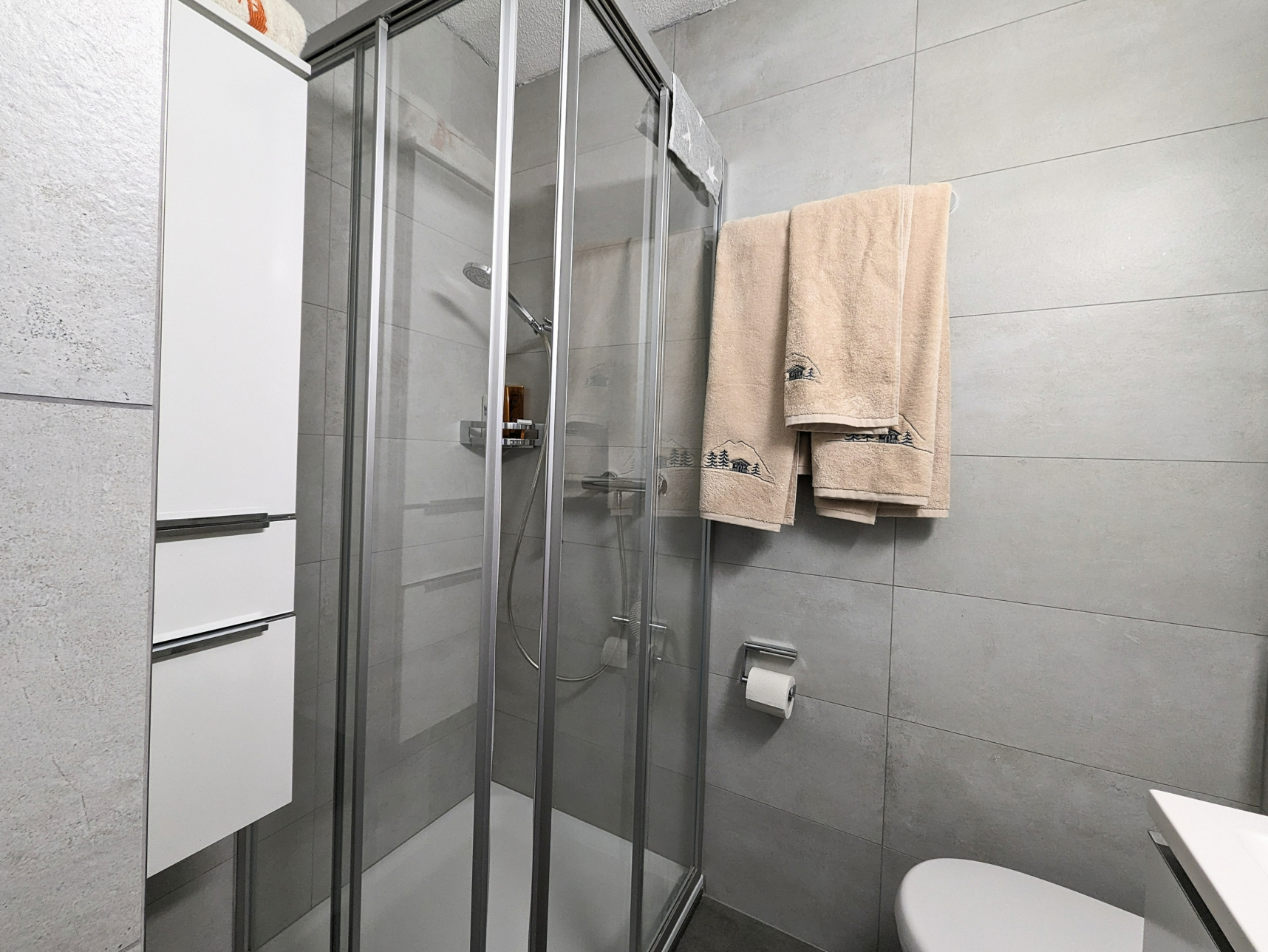 Modernes Badezimmer mit begehbarer Dusche