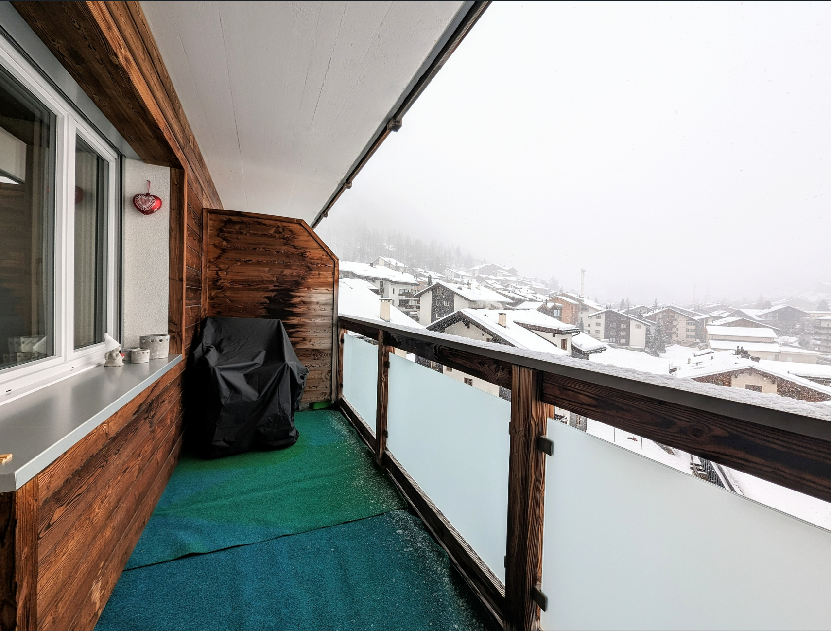 Balkon mit Bergblick im Winter