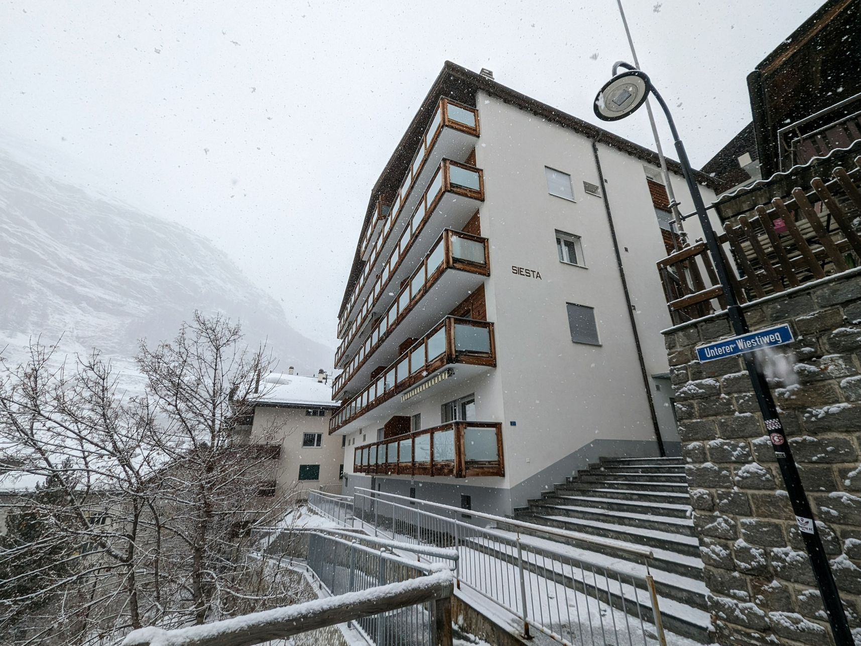 Schneebedecktes Berghaus mit Balkonen