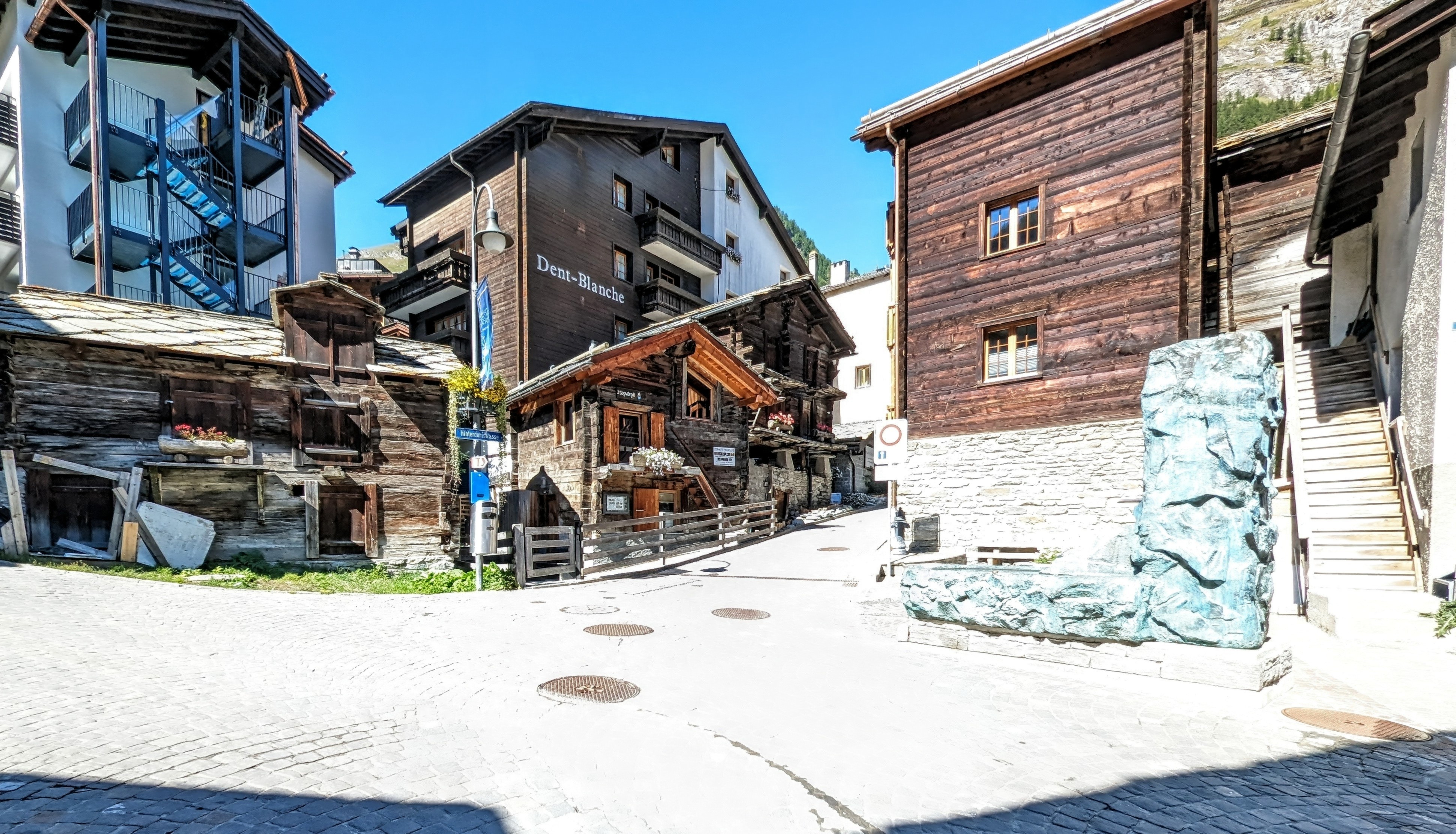 Alpines Dorf mit Holzchalets