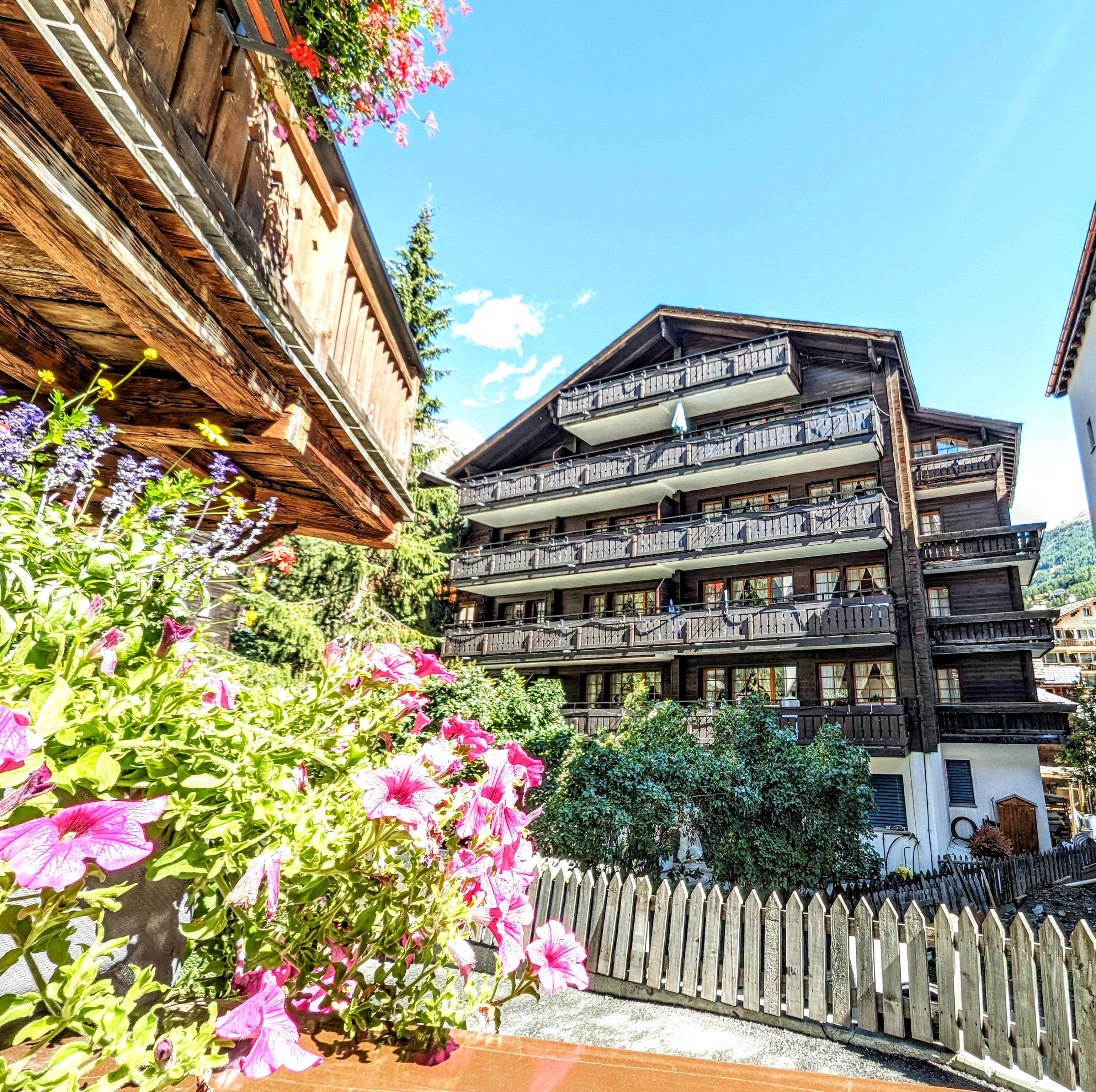 Alpen-Chalet mit Balkonen und Garten
