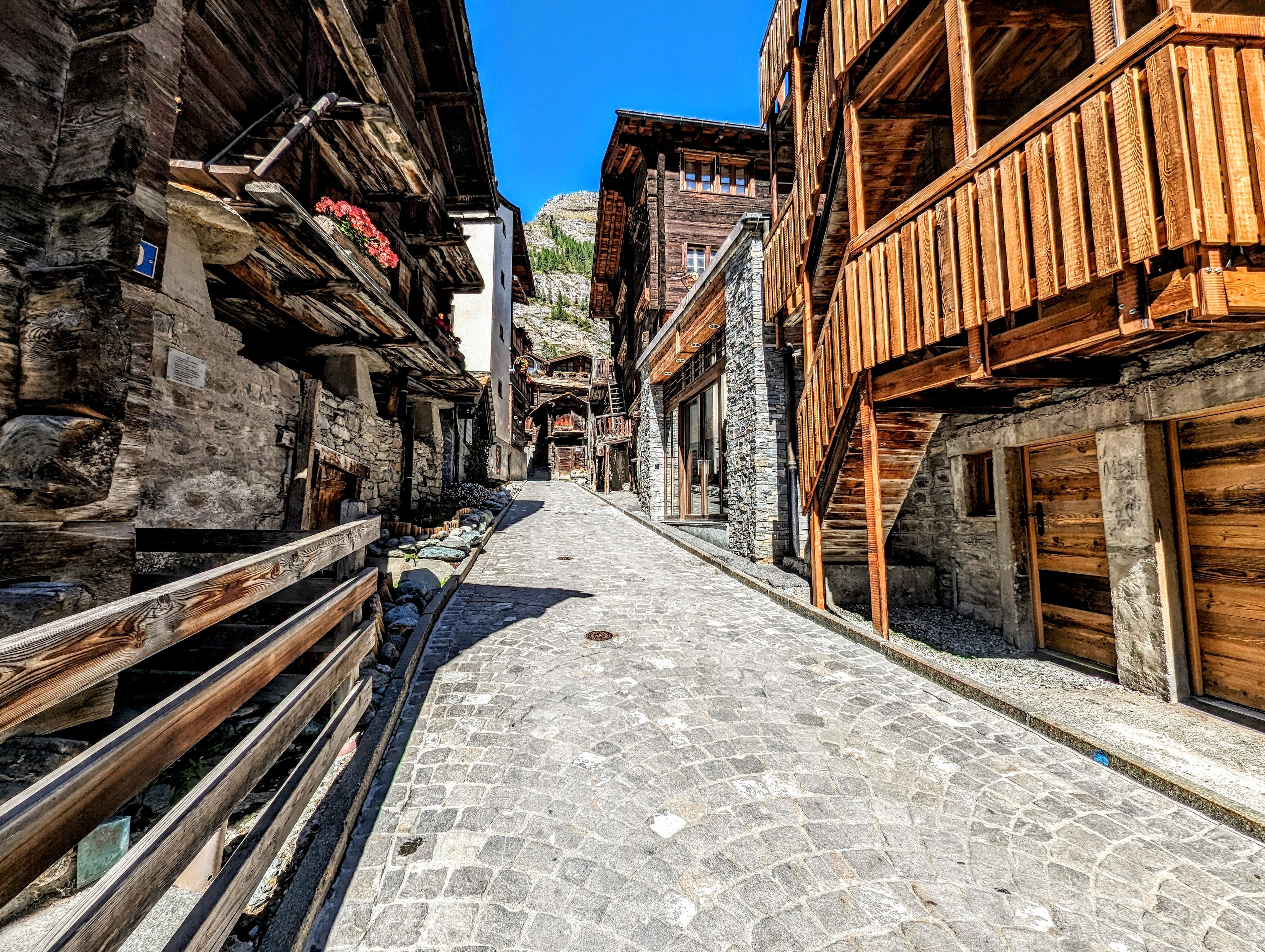 Alpines Dorf mit historischer Bebauung
