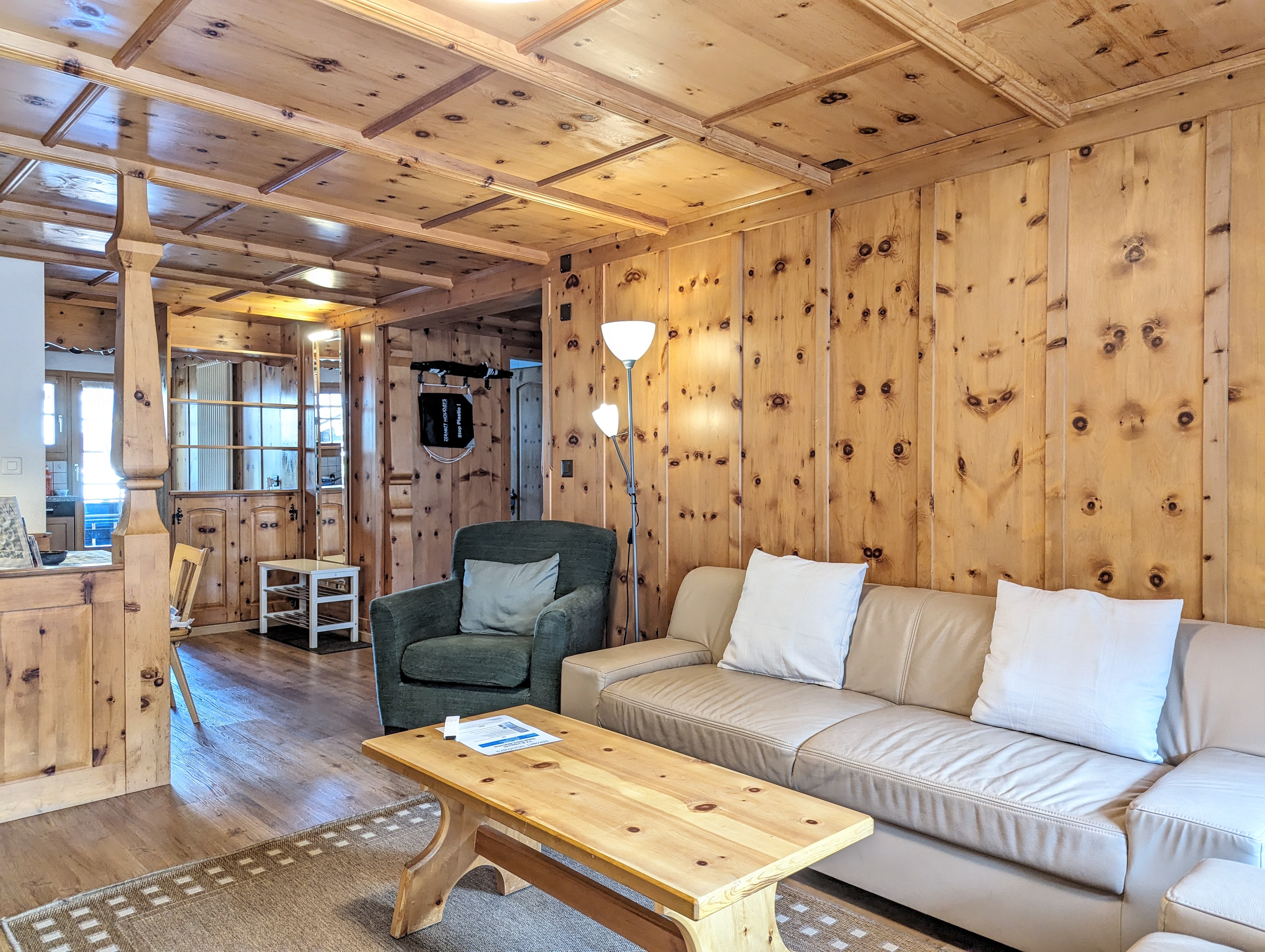 Gemütliches, holzverkleidetes Wohnzimmer