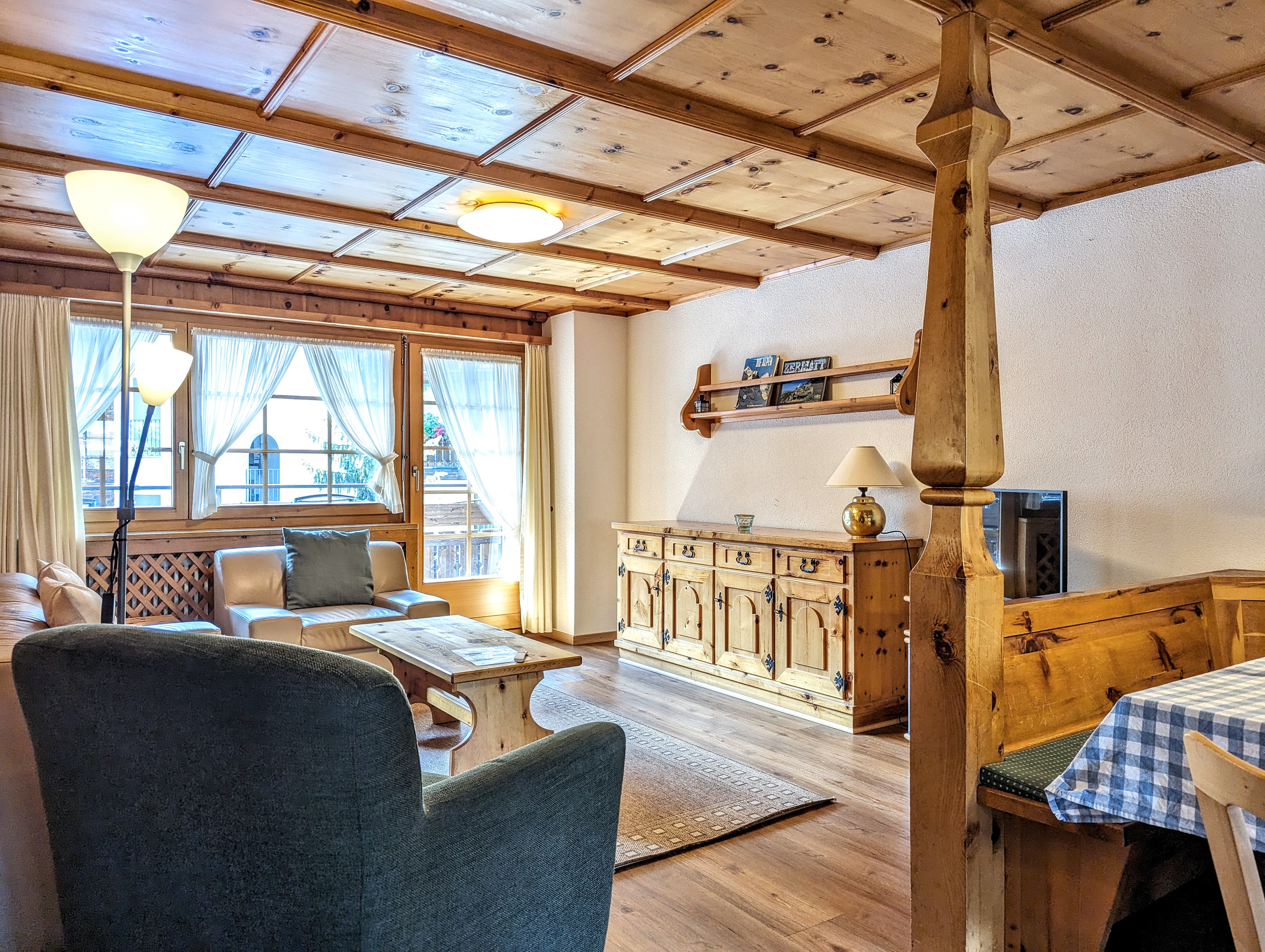 Gemütliches Wohnzimmer mit rustikalem Holzinterieur