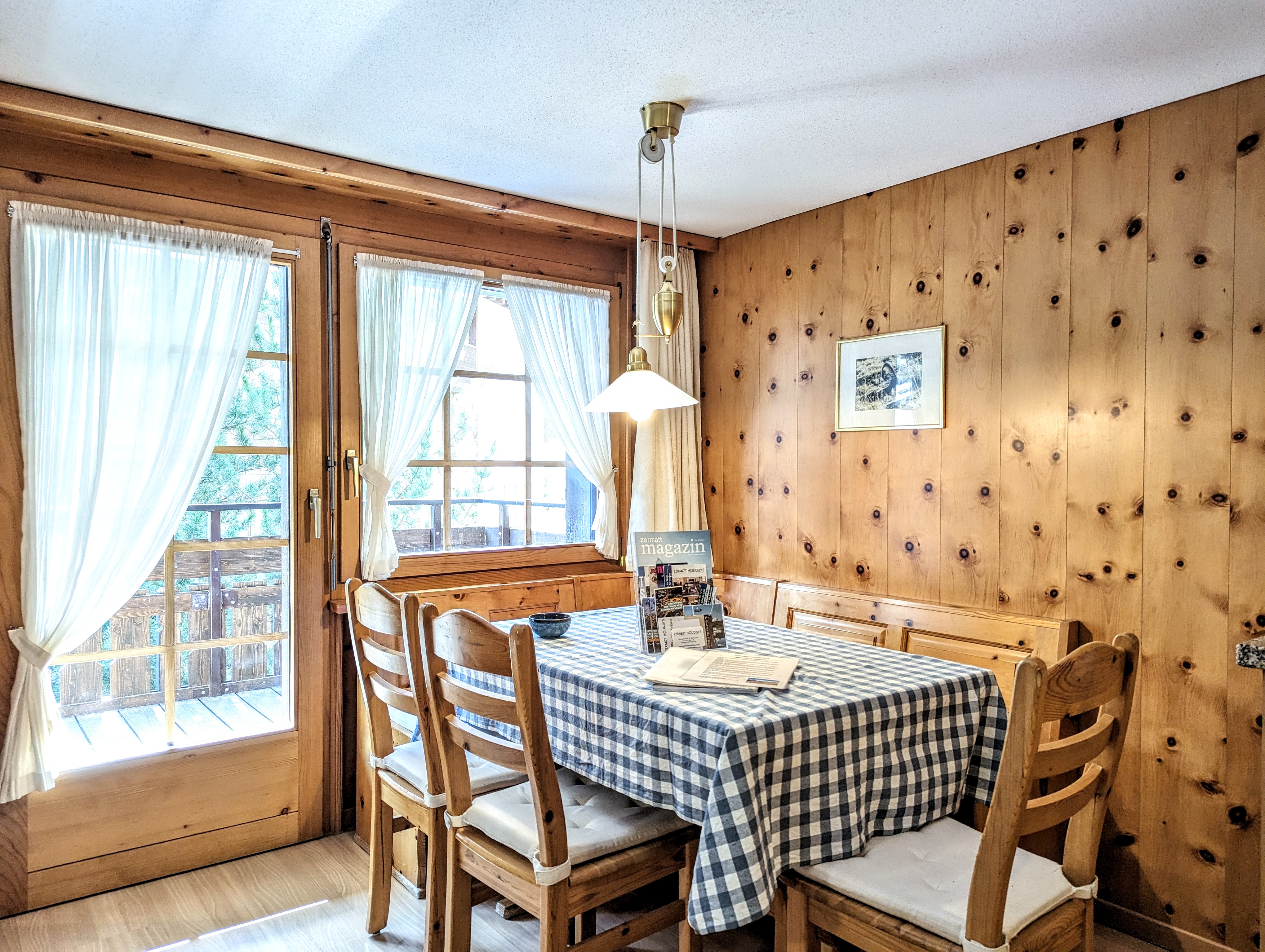 Rustikale Holzecke mit Esstisch