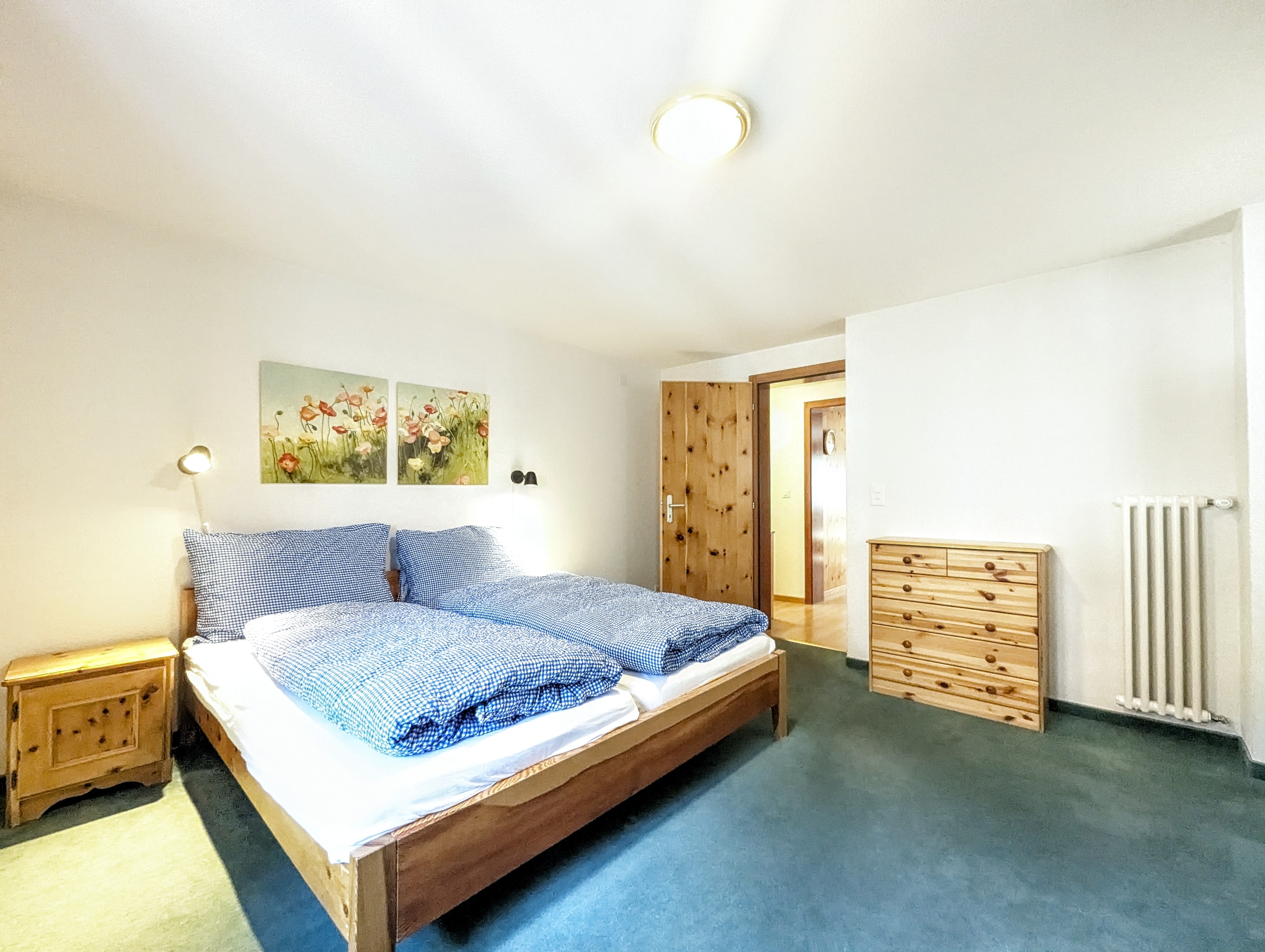 Gemütliches Schlafzimmer mit Holzmöbeln